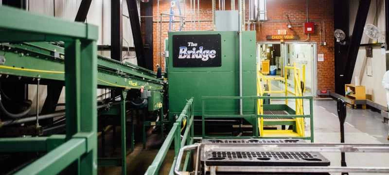 橋を渡るバーコード付きコンテナ