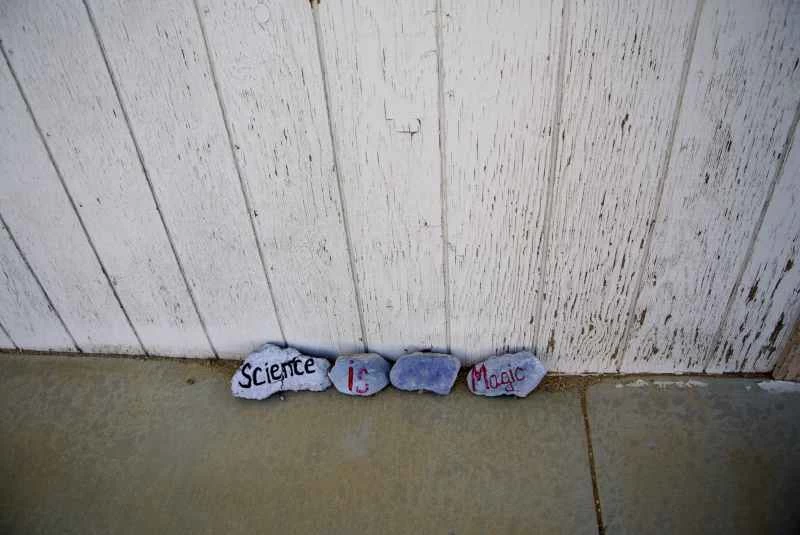 科学は魔法のペイントされた岩