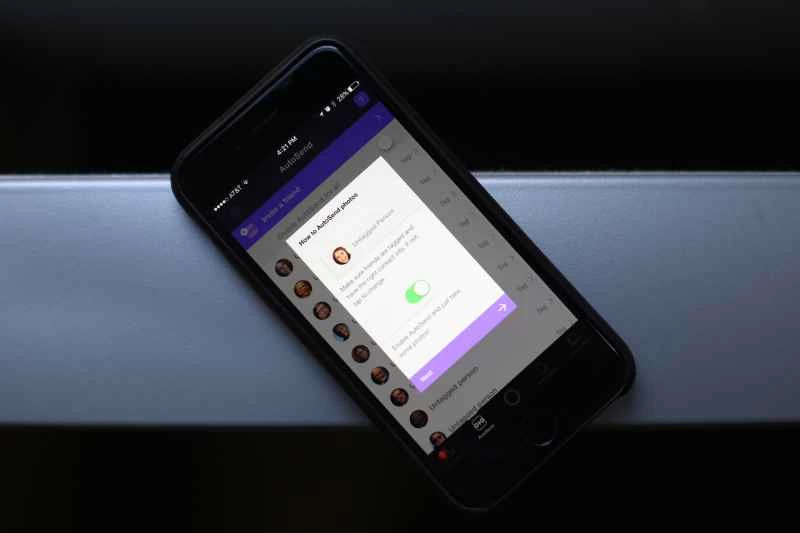 グループ写真を友達に自動送信する新しいアプリ
