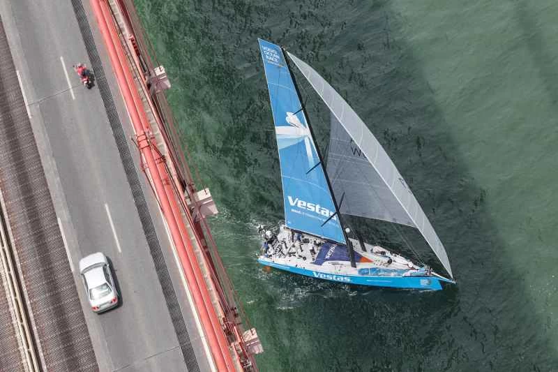 世界一周レースで難破