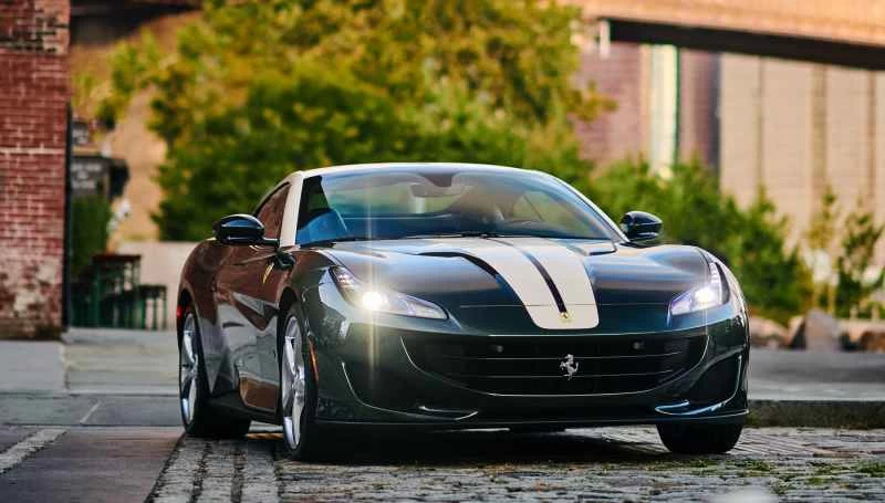 落ち着きのない競走馬のような車、フェラーリの30万ドルのポルトフィーノを運転する