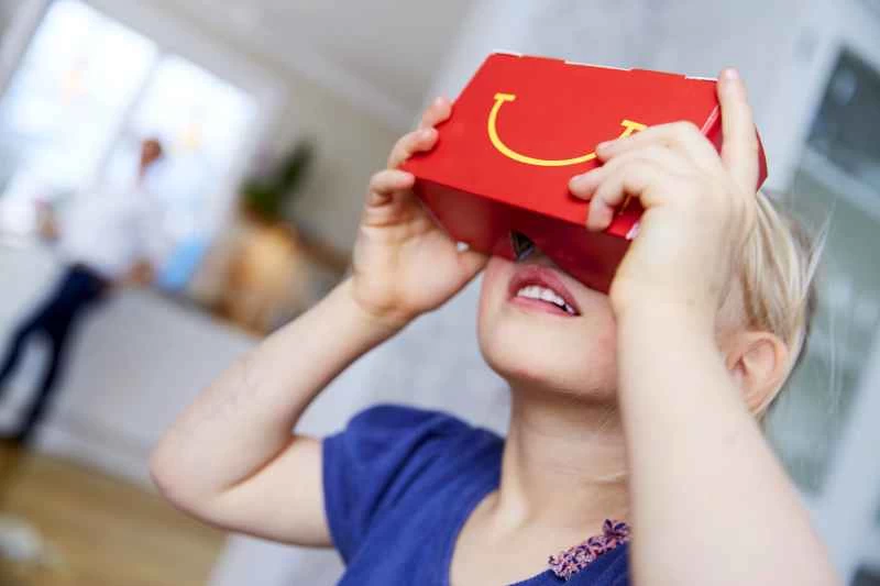 マクドナルドのハッピーミールボックスがVRヘッドセットに