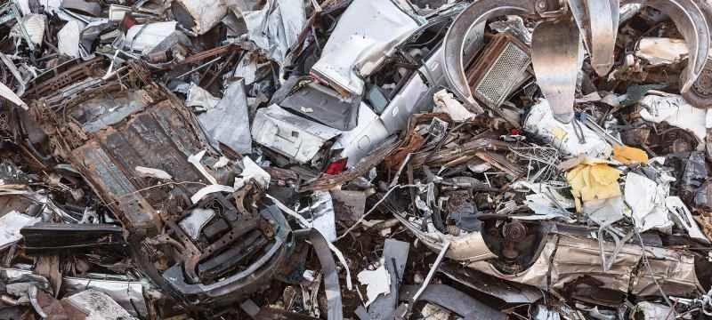 廃車が山積みになっている