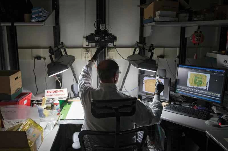 アナリストが各IEDを撮影