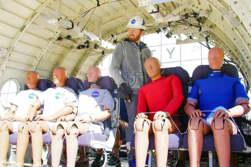 NASAが航空機の衝突をシミュレートして研究するために使用するテストダミーを紹介します