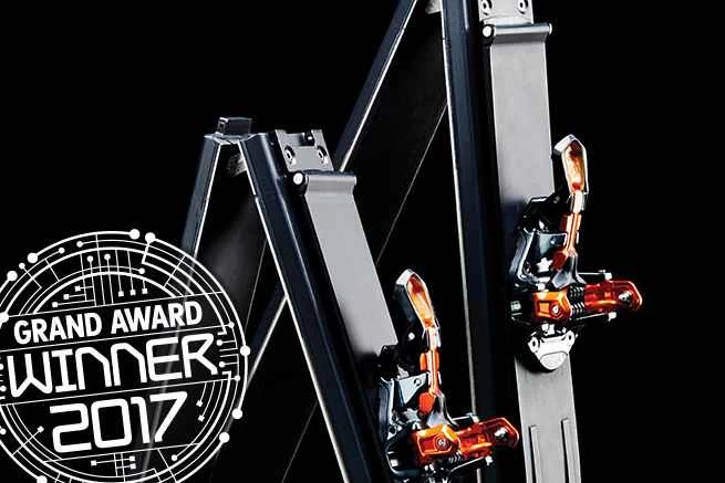 半分に折りたためるスキー板。