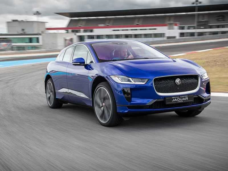 ジャガーI-PACEがサーキットを走る