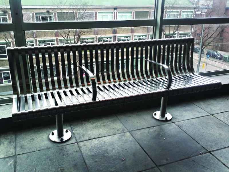 ロッテルダムにある、居眠り防止のために肘掛けがついたベンチ。