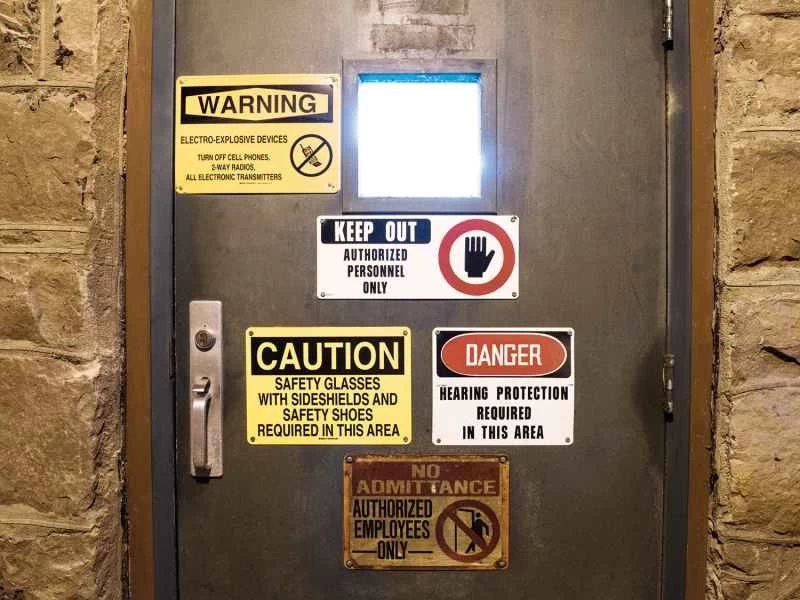 警告ステッカーが貼られたEBAD試験室のドア