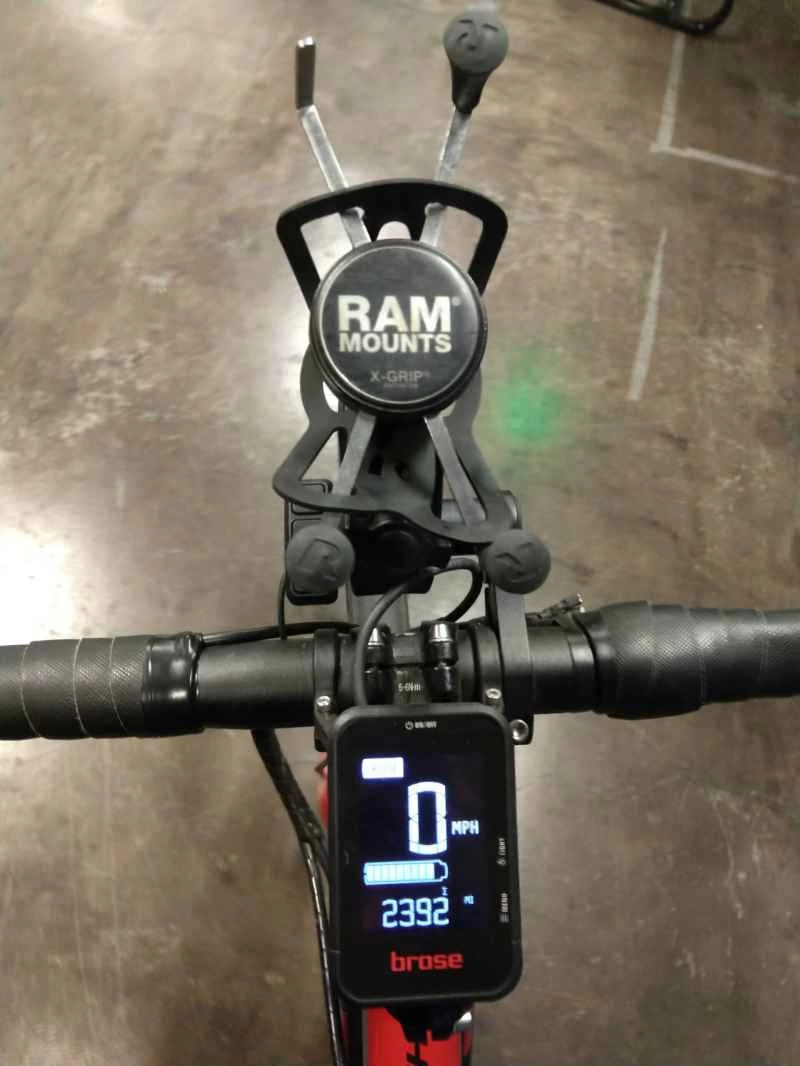 ハンドルバーマウントを使用すると、携帯電話に常にアクセスできます。