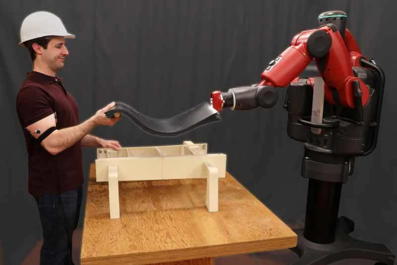 MITの新しいロボットは筋肉からの命令を受け取る