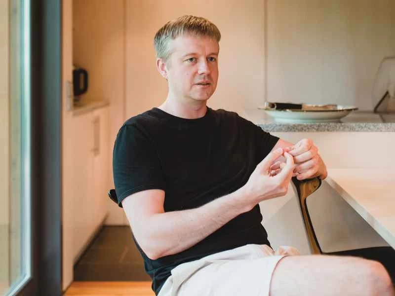 机に座っているヤーン・タリン